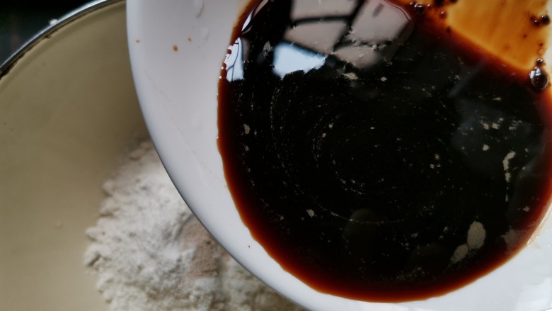 红糖开花馒头（只加酵母粉版）,一边倒入红糖水一边用筷子搅拌。。