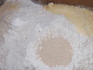 紫米面包,制作吐司:把除了黄油外的材料都放入，先放液体，糖和盐对角放，倒入高筋粉，挖个洞倒入酵母