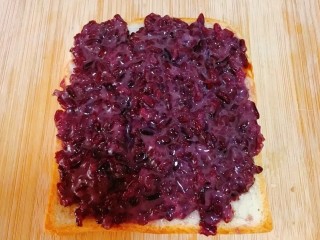 紫米面包,取一片吐司片，抹上厚厚的紫米馅