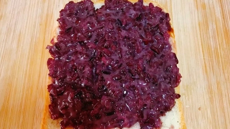 紫米面包,取一片吐司片，抹上厚厚的紫米馅