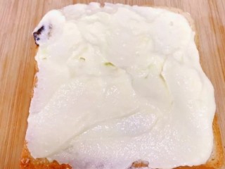 紫米面包,上面抹一层奶酪酱