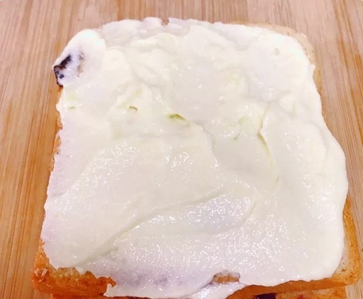 紫米面包,上面抹一层奶酪酱