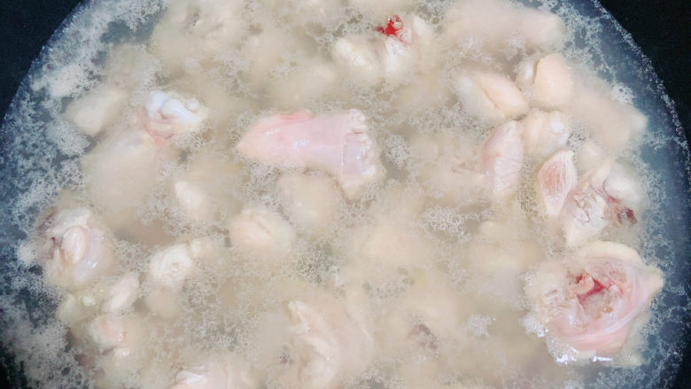 板栗烧鸡翅,锅中烧开水，将鸡肉焯一下。