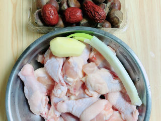 板栗烧鸡翅,准备好食材。鸡翅根、生板栗、红枣、葱姜。