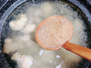 板栗烧鸡翅,水开后，将勺子舀出表层的沫子。
