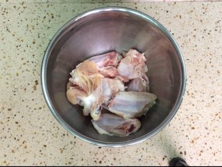 板栗烧鸡翅,然后沥干水份，切成适当大小的块状。