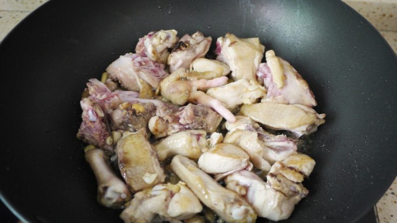 板栗烧鸡翅,在锅边倒一勺料酒，煸炒至两面金黄。
