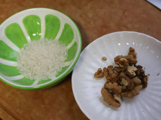 紫薯核桃米糊,将核桃仁取出来，准备好大米，全部清洗干净备用。大米用我们平时煮饭的大米就可以，用糯米也行。