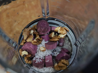 紫薯核桃米糊,把核桃仁，紫薯块，大米装入破壁机的搅拌杯中，破壁机搅拌杯大部分都是用的高硼玻璃材质，耐热性好，可以加热。