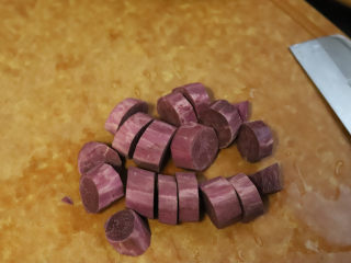 紫薯核桃米糊,紫薯去皮，切小块备用，具体多大没有关系，反正破壁机都可以把它打碎。紫薯并非是转基因食品，在我国早就有种植。