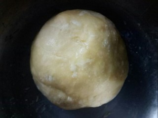 紫薯芝士仙豆糕,上下翻动，和成面团。用保鲜膜包裹，放置一小时。