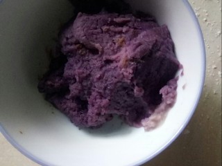 紫薯芝士仙豆糕,紫薯切片，蒸熟后压成泥。