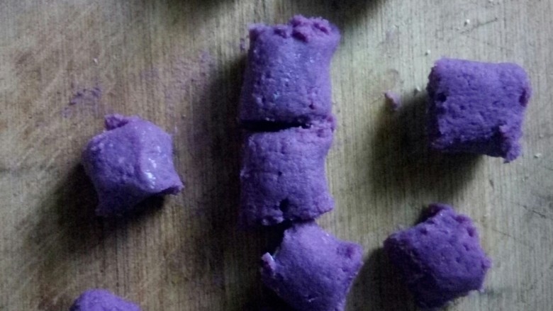 紫薯芝士仙豆糕,紫薯分成几份。