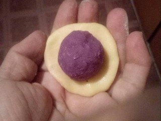 紫薯芝士仙豆糕,包入紫薯芝士球。