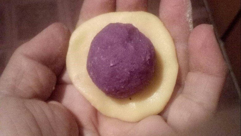 紫薯芝士仙豆糕,包入紫薯芝士球。
