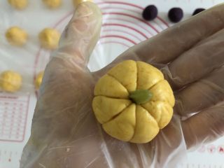 一颗小南瓜🎃,顶部插一颗葡萄干做瓜蒂。