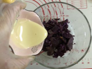 一颗小南瓜🎃,紫薯中加入炼乳。