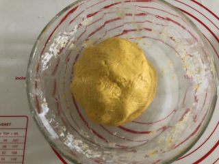 一颗小南瓜🎃,混合之后揉成不粘手的面团。（视情况加水或者加淀粉）