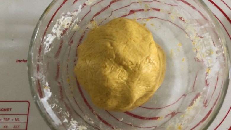 一颗小南瓜🎃,混合之后揉成不粘手的面团。（视情况加水或者加淀粉）