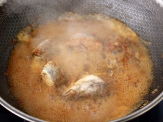 啤酒焖鳕鱼,盖上锅盖大火烧开后转中火慢慢炖煮20分钟，看见锅中汤汁变得越来越浓稠时。