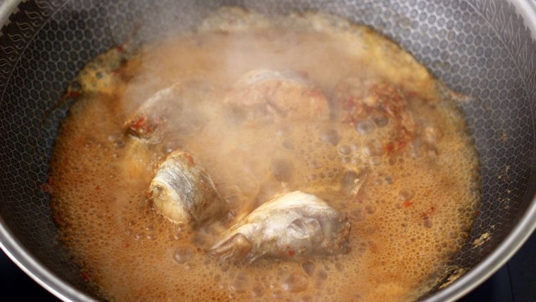 啤酒焖鳕鱼,盖上锅盖大火烧开后转中火慢慢炖煮20分钟，看见锅中汤汁变得越来越浓稠时。