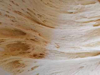 百吃不厌的椒盐花卷,面团发酵好的内部样子。放到案板上揉搓排气。