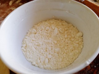 百吃不厌的椒盐花卷,调油酥：少半碗面粉。
