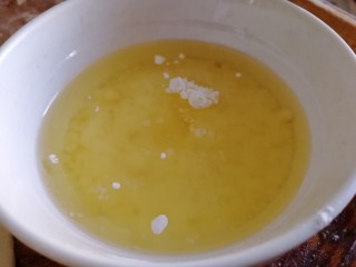 百吃不厌的椒盐花卷,倒入适量食用油。
