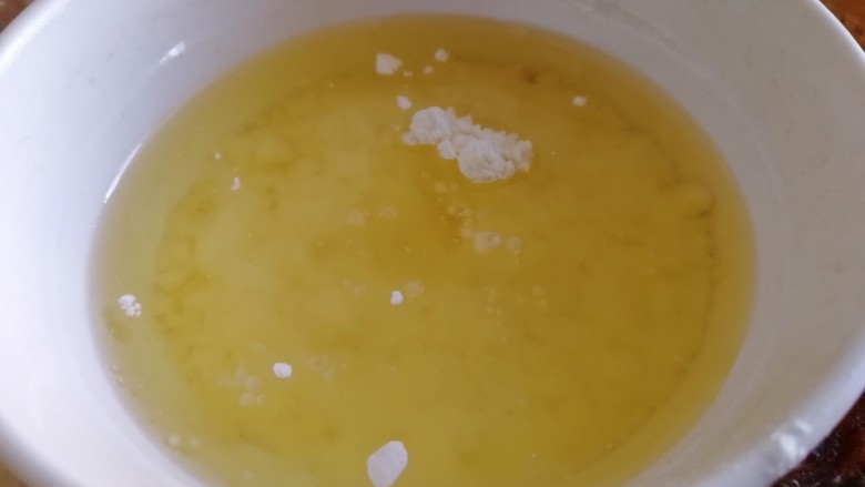 百吃不厌的椒盐花卷,倒入适量食用油。