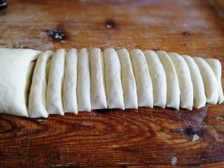 百吃不厌的椒盐花卷,卷好的面卷用刀切成等宽的长条剂子。
