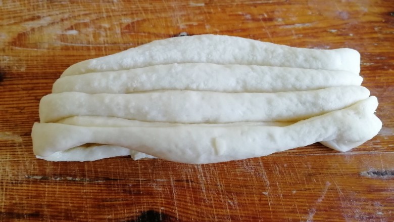 百吃不厌的椒盐花卷,稍微拉长。