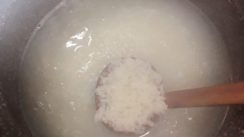 潮汕砂锅粥,盖上锅盖，小火儿熬粥。将米熬制7成熟。