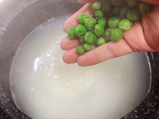 潮汕砂锅粥,待粥有胶质的时候，即已经七成熟的时候，放入豌豆。