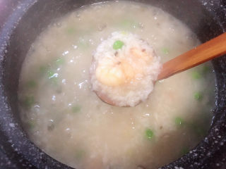 潮汕砂锅粥,待米粒完全熟，汤汁粘稠即可出锅了。