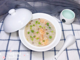 潮汕砂锅粥,一碗香浓的海鲜粥散发着鲜气，浓稠喷香！