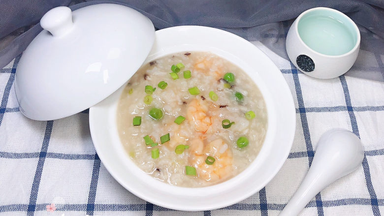 潮汕砂锅粥,一碗香浓的海鲜粥散发着鲜气，浓稠喷香！