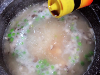 潮汕砂锅粥,放入盐、美极鲜酱油或者雨露。