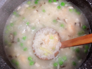 潮汕砂锅粥,继续搅拌均匀，让粥逐渐变成粘稠状。