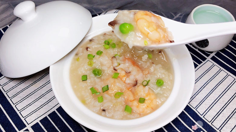 潮汕砂锅粥,吃一口就能感受到虾与米的想起在舌尖萦绕，让人“流连忘返”。