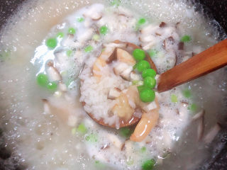 潮汕砂锅粥,略熬制虾开始慢慢变红。