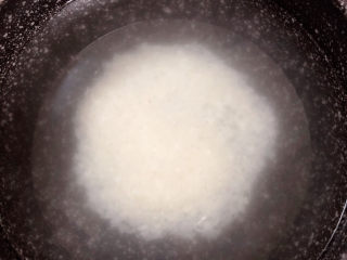 潮汕砂锅粥,取砂锅，倒入水，下入香米糯米，将粥煮开。