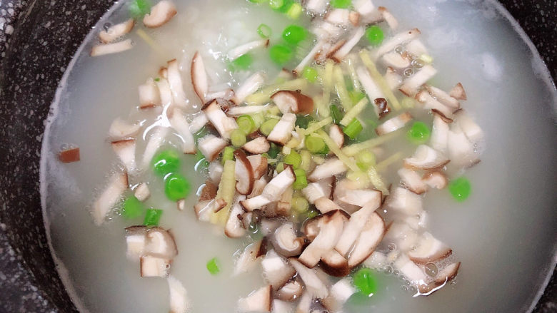 潮汕砂锅粥,再放入香菇、葱姜搅拌均匀。