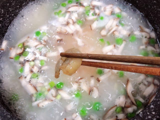 潮汕砂锅粥,再放入虾仁，继续搅拌均匀。