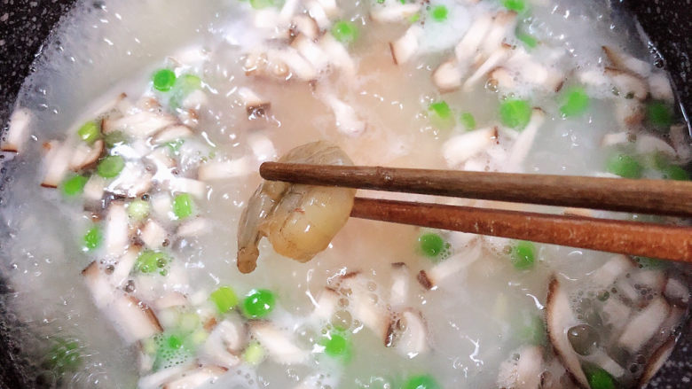 潮汕砂锅粥,再放入虾仁，继续搅拌均匀。