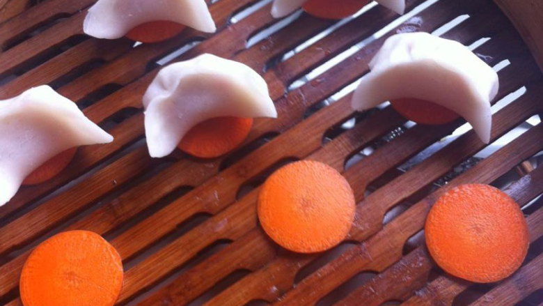 虾饺,把包好的虾饺放在胡萝卜片上。