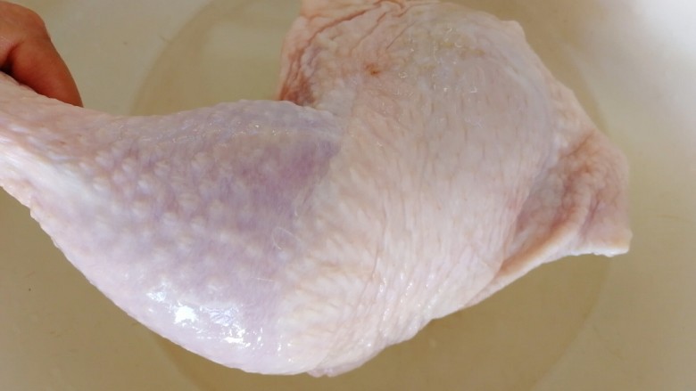 香菇鸡肉糯米蒸丸子,鸡全腿冷水泡一小时去血水，冲洗干净。