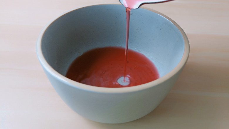 爽滑粉嫩的藕粉冻,将煮好的水倒入容器里。
