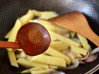 辣炒火腿肠土豆条,加入花椒粉增加口感。