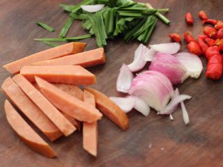 辣炒火腿肠土豆条,把火腿肠用刀切成粗条，洋葱切片，韭菜切段，红尖椒切圈。