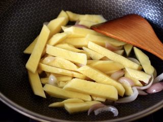 辣炒火腿肠土豆条,加入土豆条，继续用大火快速翻炒均匀。